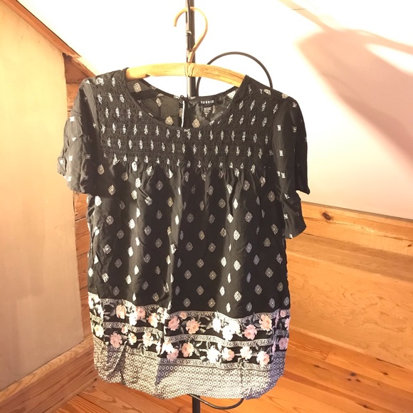 Torrid Black White Short Sleeve Blouse, EUC, 2 - Picture 1 of 12